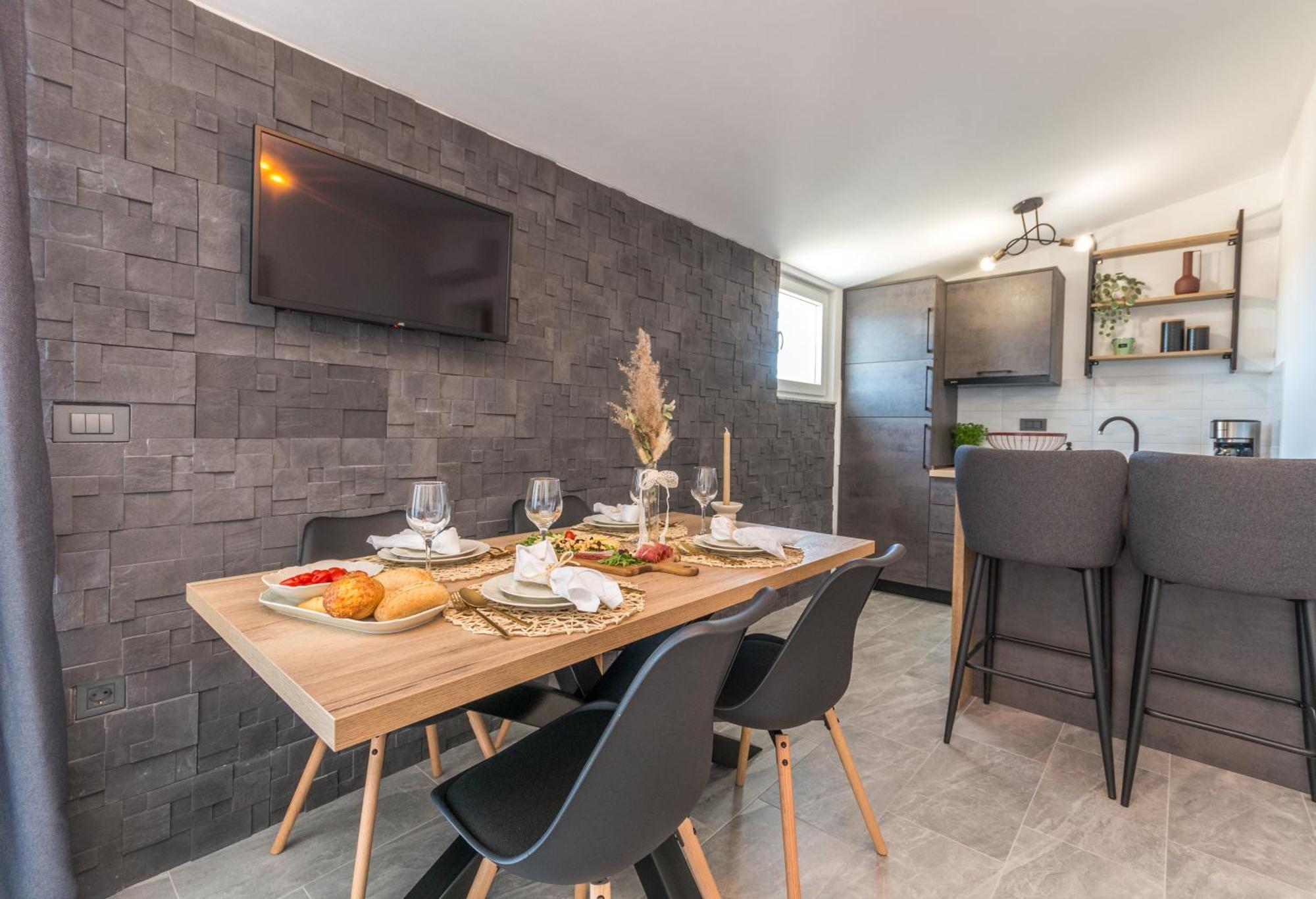 Marilu Luxury Apartments Drage Room photo